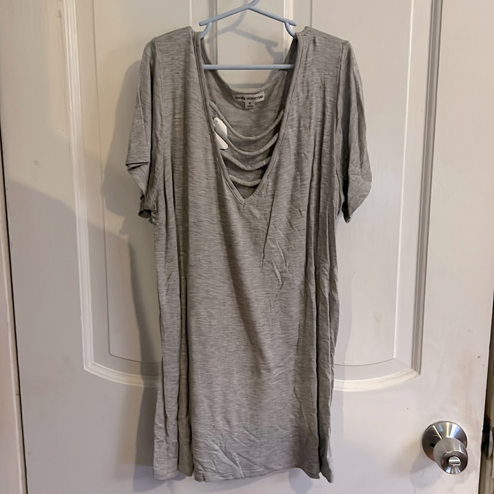 Gray V-neck loose fitting tee